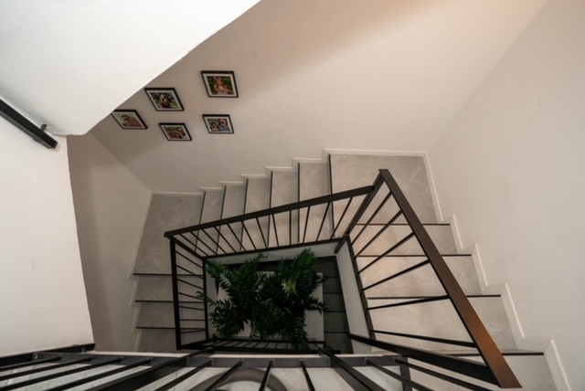 שיפוץ מדרגות פנים בבית